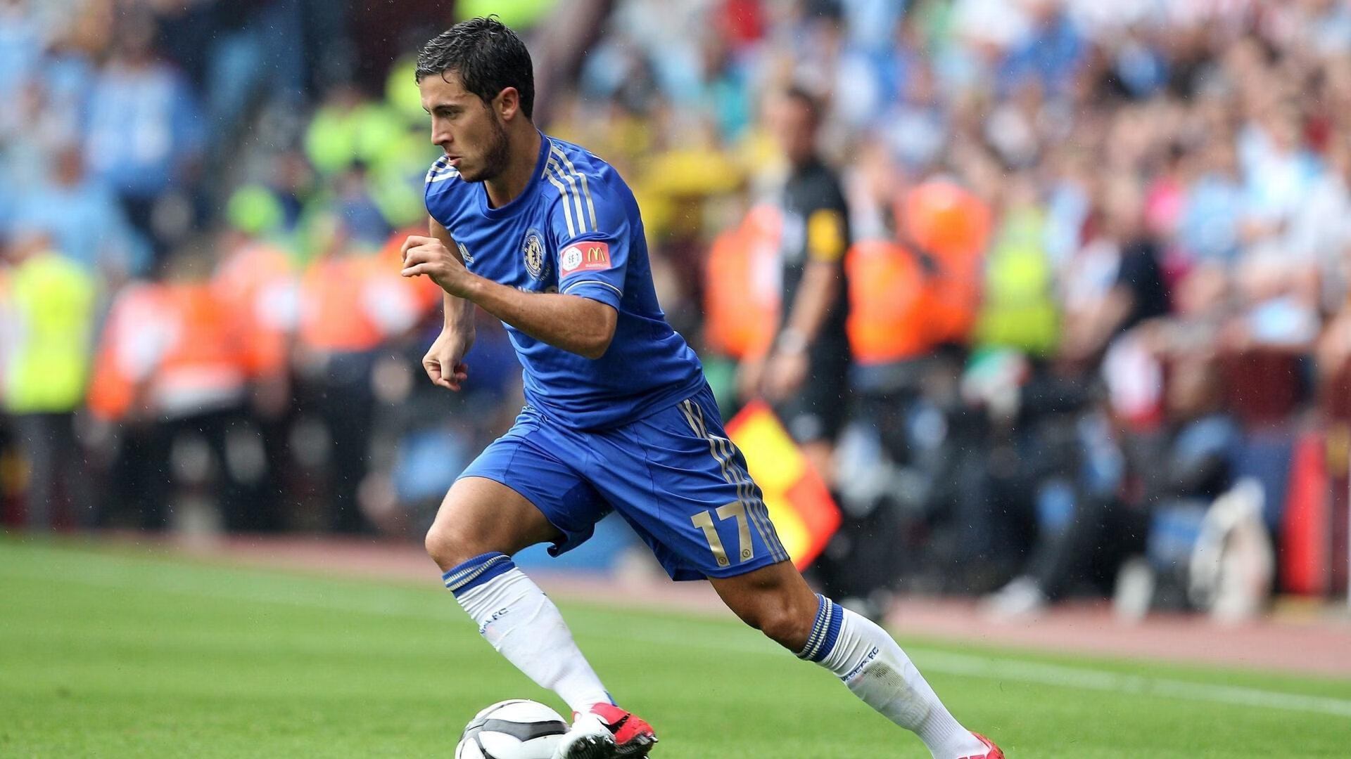 开云权威入口-_夜灯光雪地赛：光影交错的冬日盛宴_，雪地里的灯光